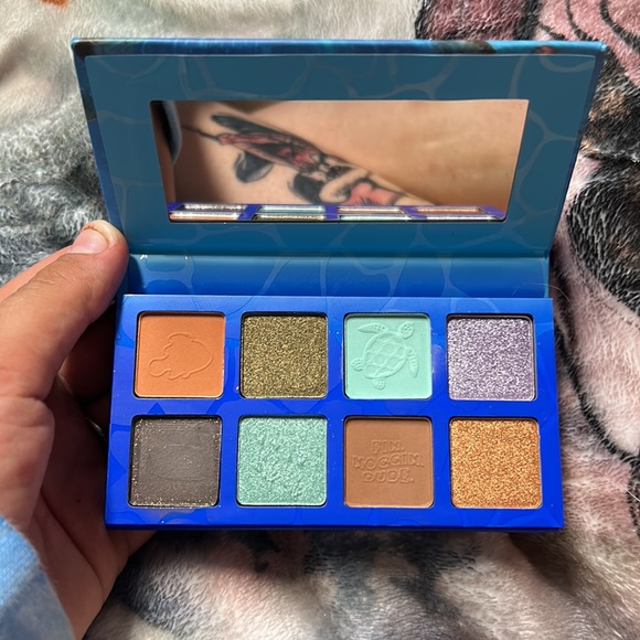 FINDING NEMO EYESHADOW PALLET - Picture 2 of 3